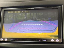 【バックカメラ】駐車時に後方がリアルタイム映像で確認できます。大型商業施設や立体駐車場での駐車時や、夜間のバック時に大活躍！運転スキルに関わらず、今や必須となった装備のひとつです！