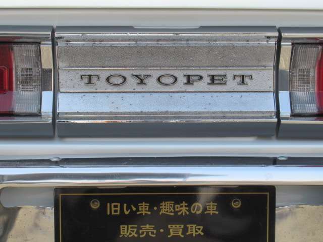 車名はトヨタではなくトヨペット　このパネルを開くと給油口が現れます。