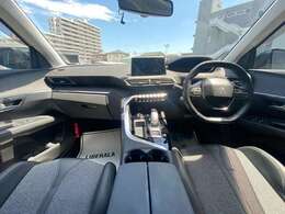 LIBERALAは、輸入車選びの新たなスタイルを提案するインポート・セレクト・ブランドです。オーナー様となる方がクルマから直接感じる感性を第一にした、適切な一台との出会いをコーディネートいたします。