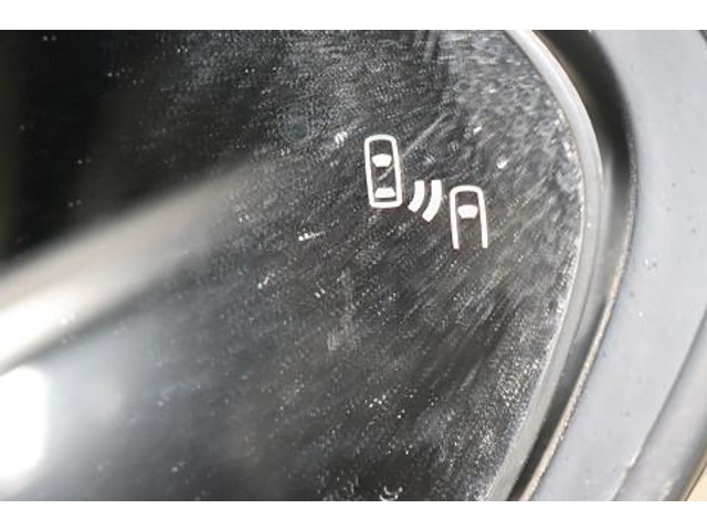 BSM（ブラインドスポットモニター）を装備。　隣の車線を走る車両が死角エリアに入ると、ドアミラーのインジケーターが光ってお知らせ！