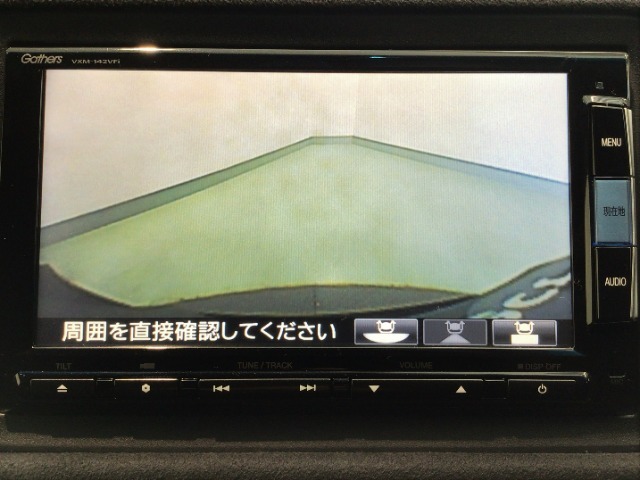 【バックカメラ】運転が苦手な方も車庫入れラクラクです！ギアをリバースに入れれば自動的に切り換わりますので、面倒な操作は不要です♪狭い駐車場もお車を傷つけず安心ですね！