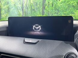 【12.3インチマツダコネクト】車内の雰囲気にマッチした大型ディスプレイ。スマホ接続でのナビ使用やBluetooth再生等、様々な機能が楽しめます。直感的なダイヤル操作が可能で、使い勝手も良好です。