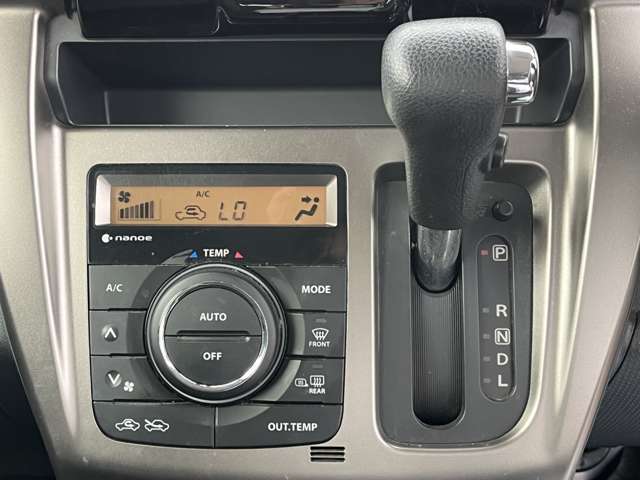 オートエアコン機能で季節問わず快適にドライブをお楽しみいただけます