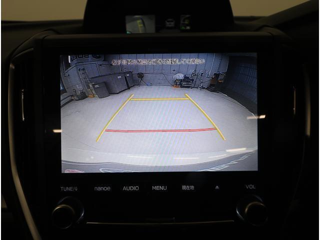 ■リヤビューカメラの映像です。ステアリング連動ガイドラインが、後退時の予想進路を表示し、運転のサポートを致します。