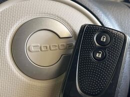 【キーフリーシステム】カバンやポケットに入れたままでもドアの施錠・解錠が可能なスマートキーを装備。エンジンのオン・オフ時もカギを取り出す必要が無いからとっても便利です♪