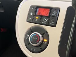 【オートエアコン】一度お好みの温度に設定すれば、車内の温度を検知し風量や温度を自動で調整。暑い…寒い…と何度もスイッチ操作をする必要はありません。快適な車内空間には必須の機能ですね♪