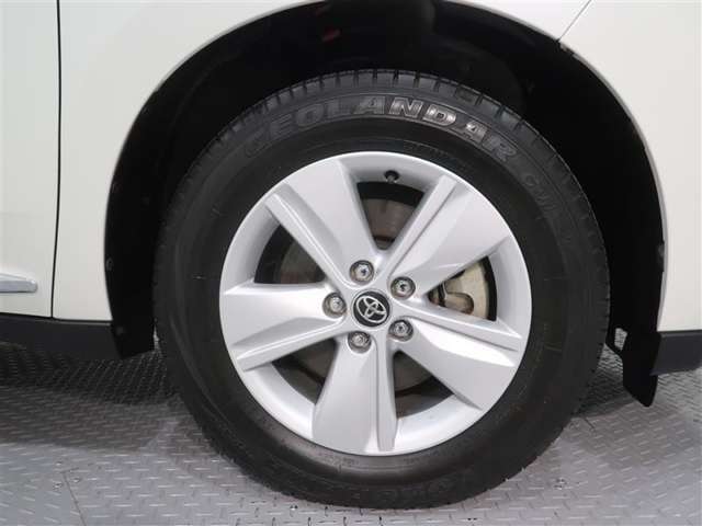 純正アルミホイールが似合ってます。タイヤサイズは225/65R17　です。