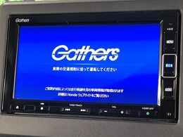 【純正ナビ】人気の純正ナビを装備しております。ナビの使いやすさはもちろん、オーディオ機能も充実！キャンプや旅行はもちろん、通勤や買い物など普段のドライブも楽しくなるはず♪