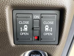 【両側パワースライドドア】スマートキーや運転席のスイッチで後席両側スライドドアの開閉が可能♪電動だから力を入れてドアを開ける必要が無く、小さなお子様でも簡単に開け閉めでき快適です♪