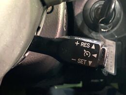 【クルーズコントロール】高速道路もラクラク走行。アクセルを離しても一定速度で走行ができ、長距離運転時の負担を軽減！加速・減速も簡単なスイッチ操作で調整できます。