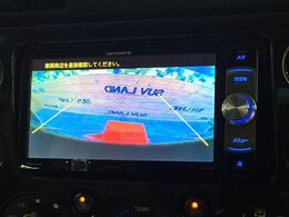 【バックカメラ】駐車時に後方がリアルタイム映像で確認できます。大型商業施設や立体駐車場での駐車時や、夜間のバック時に大活躍！運転スキルに関わらず、今や必須となった装備のひとつです！