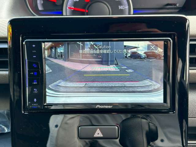 駐車時、後方の映像がモニターで確認できます。駐車が苦手な方にお勧めの機能です。