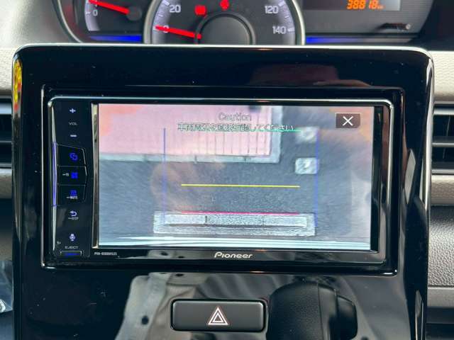 駐車時、後方の映像がモニターで確認できます。駐車が苦手な方にお勧めの機能です。