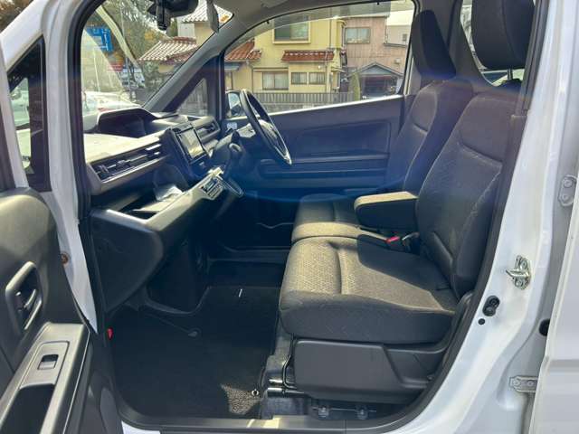 助手席も広々快適です！ぜひ1度ご来店いただきご乗車ください！