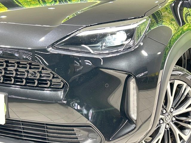 【LEDヘッドライト】悪天候や夜間走行時も良好な視界を確保し安心して運転できる高輝度LEDヘッドライトを装備！点灯速度が早く、消費電力も抑えられています。