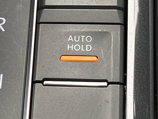 ●オートホールド：高級車に多く装備されている、電動パーキングブレーキです。信号待ちの際でもブレーキを踏み続けておく必要がなくなります！