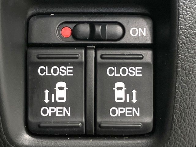 【両側パワースライドドア】スマートキーや運転席のスイッチで後席両側スライドドアの開閉が可能♪電動だから力を入れてドアを開ける必要が無く、小さなお子様でも簡単に開け閉めでき快適です♪