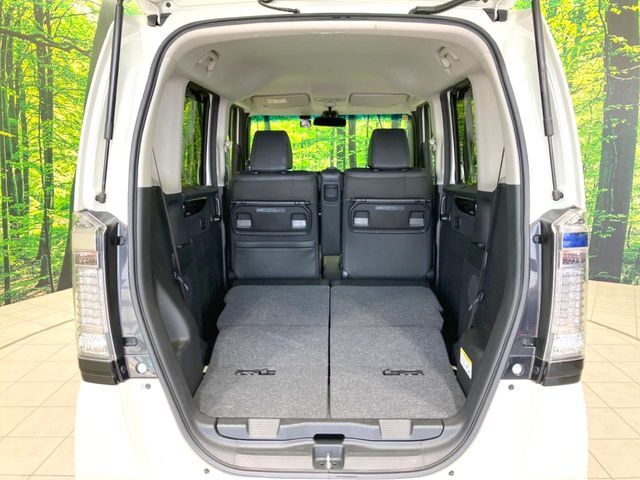後席を格納すると、これだけの広さが！シーンに合わせたシートアレンジで、大きな荷物も積むことが出来ます♪