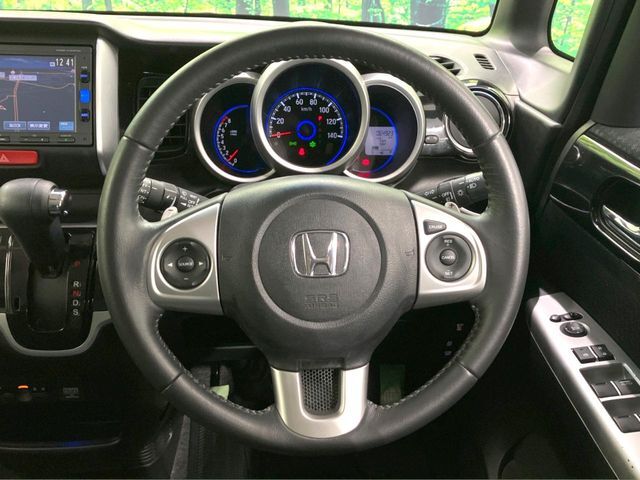 【純正革巻きステアリング】上質な革を使用することで、手にしっかり馴染みとても運転しやすいハンドルです♪