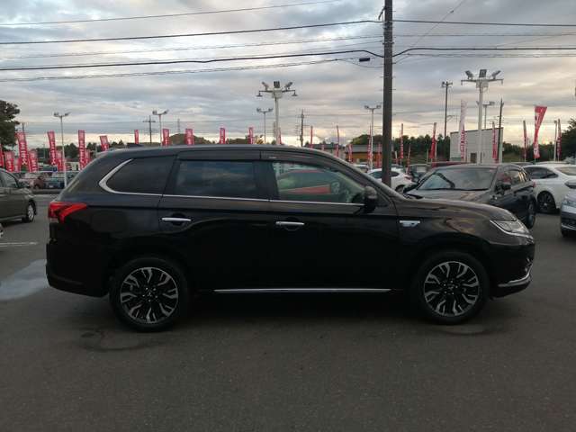 価格は高いより安い方がいいけど、安ければいいって事でも無いし..　と言った多くのお客様の声にお応えする為に、保証やアフターを充実させたうえで、可能な限りの安さを提供する、それが私共チャンスの思いです。