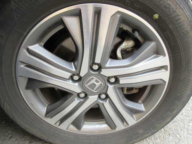 ABSとは、アンチロック・ブレーキシステムの略。フルブレーキ時に車輪のロックを防ぐことで、車両の安定を図るとともに操舵を可能にする装置。各車輪ごとに制御され、悪天候時など特に効果が大きい。