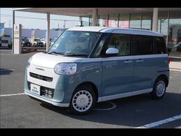 広い展示場には目移りしちゃうくらい軽・届出済未使用車が展示されてます