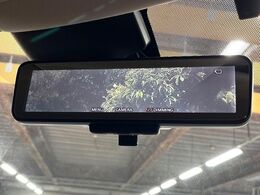 【インテリジェントルームミラー】後席の大きな荷物や同乗者で後方が確認しづらい時でも安心！カメラが撮影した車両後方の映像をルームミラー内に表示。クリアな視界で状況の確認が可能です！