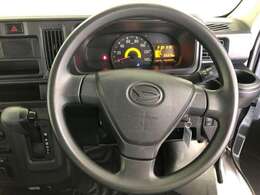 快適な操作性の運転席、ハンドルも綺麗に清掃済みです。もちろん安全を守るエアバッグも装備しているので安心してお乗りいただけます。