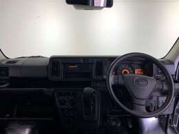 シンプルな運転席周りですね。乗っていて落ち着けるデザインです。運転視界も広々！