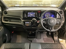 車内は光触媒抗菌消臭施工済です。スタイリッシュなデザインでスポーティなインパネ周りを演出します。グローブボックスやカップホルダーのほかにトレーなどたくさんの収納スペースが付いています。