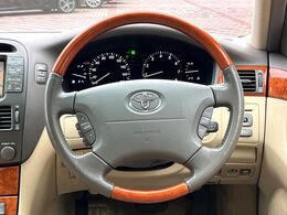 【ウッドコンビステアリング】高級感ある木目調パーツを採用した手に良く馴染むコンビハンドル。運転席廻りの雰囲気も一気に豪華になります！