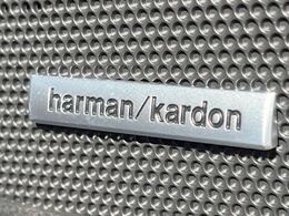 【ハーマンカードンサウンドシステム】メーカーオプションの高品位サウンドシステムを搭載。専用のチューニングが施された大小様々なスピーカーから良質なサウンドが奏でられ、臨場感あふれる音響空間を演出します。