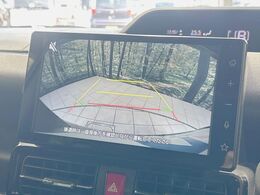 【バックカメラ】駐車時に後方がリアルタイム映像で確認できます。大型商業施設や立体駐車場での駐車時や、夜間のバック時に大活躍！運転スキルに関わらず、今や必須となった装備のひとつです！