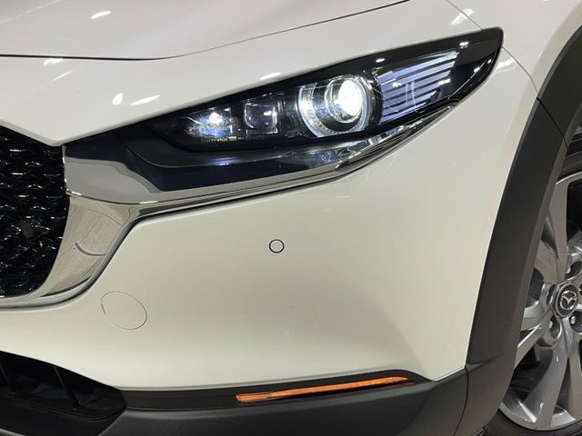 【LEDヘッドライト】悪天候や夜間走行時も良好な視界を確保し安心して運転できる高輝度LEDヘッドライトを装備！点灯速度が早く、消費電力も抑えられています。