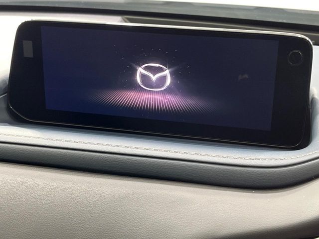 【10.25インチマツダコネクト】車内の雰囲気にマッチした大型ディスプレイ。スマホ接続でのナビ使用やBluetooth再生等、様々な機能が楽しめます。直感的なダイヤル操作が可能で、使い勝手も良好です。