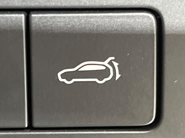 【パワーバックドア】スマートキーや運転席のボタンを押すだけでリアゲートが自動で開閉します！荷物を持っている時や、高い位置にあるバックドアを閉める際に便利な機能です♪