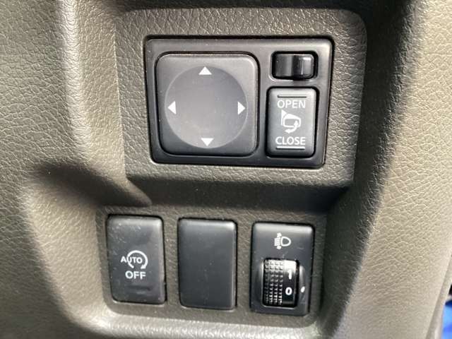 運転席の脇には各種スイッチが備えられています