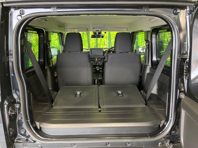 後席を格納すると、これだけの広さが！シーンに合わせたシートアレンジで、大きな荷物も積むことが出来ます♪
