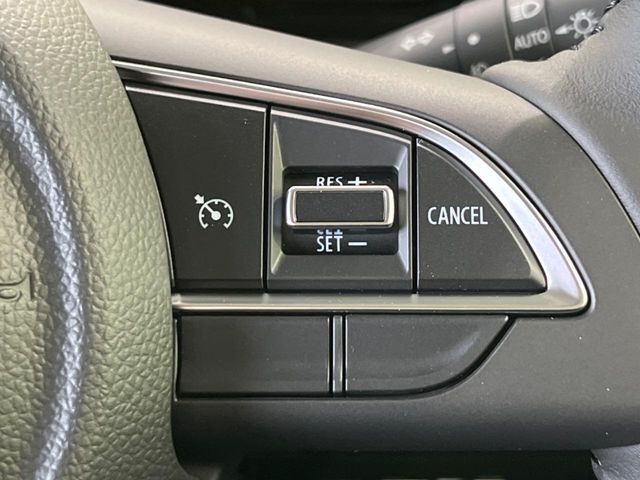 【クルーズコントロール】高速道路もラクラク走行。アクセルを離しても一定速度で走行ができ、長距離運転時の負担を軽減！加速・減速も簡単なスイッチ操作で調整できます。