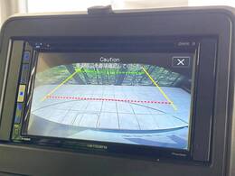 【バックカメラ】駐車時に後方がリアルタイム映像で確認できます。大型商業施設や立体駐車場での駐車時や、夜間のバック時に大活躍！運転スキルに関わらず、今や必須となった装備のひとつです！