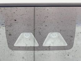 【スマートアシスト】走行中に前方の車両等を認識し、衝突しそうな時は警報とブレーキで衝突回避と被害軽減をアシスト。より安全にドライブをお楽しみいただけます。