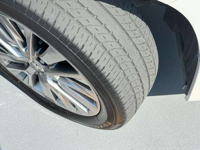 タイヤの残り溝は約半分です。