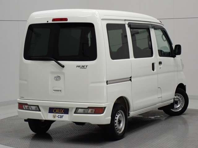「プロの鑑定」　中古車の恐いところはまさに中古であること。見た目はきれいだけど実は訳有りなんてことは珍しくありません。その点当店のお車はプロの鑑定士による検査を受けた正真正銘の安心車両です。