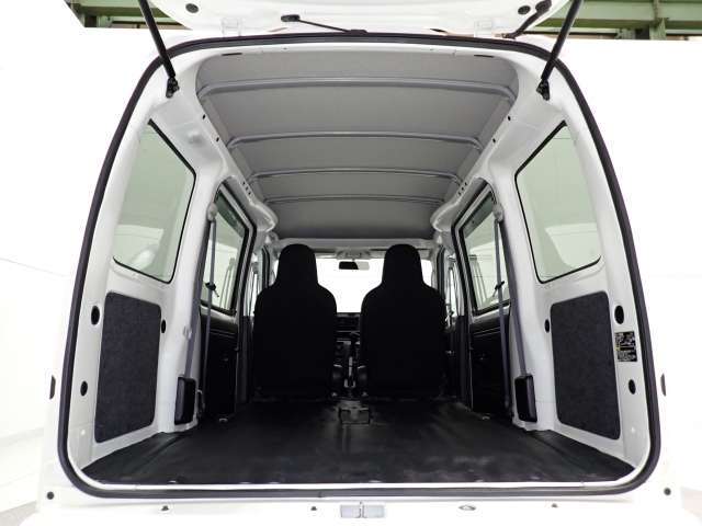 1年の保証付きでご納車させていただきます。車に自信があるからこそできることですね。ご期待ください。