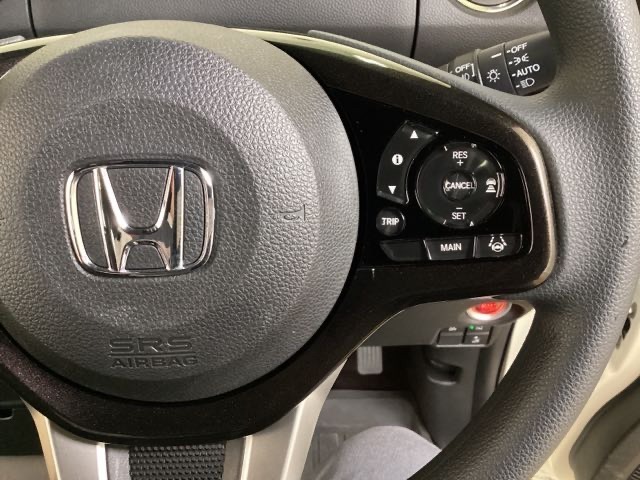 ハンドルにはクルーズコントロールスイッチのほかにHondaセンシング系のスイッチもあり、ハンドルから手を離さず安全に操作できます。