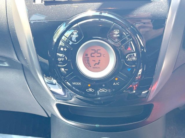 【オートエアコン】一度お好みの温度に設定すれば、車内の温度を検知し風量や温度を自動で調整。暑い…寒い…と何度もスイッチ操作をする必要はありません。快適な車内空間には必須の機能ですね♪