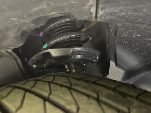 お車を安心してお乗りいただく為には、足回りの定期点検が欠かせません。サービスサポート（有償保証）では無料点検もご提供しており、安心のカーライフをお過ごしいただけるサポート体制が整っています。