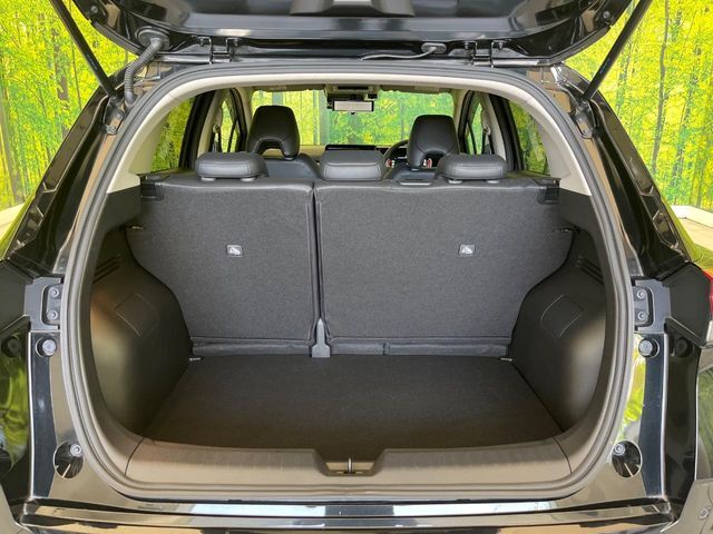 普段のお買い物や通勤、送迎等に十分な荷室スペースを確保しております。セカンドシートを倒すと、大きな荷物の積載も可能です♪