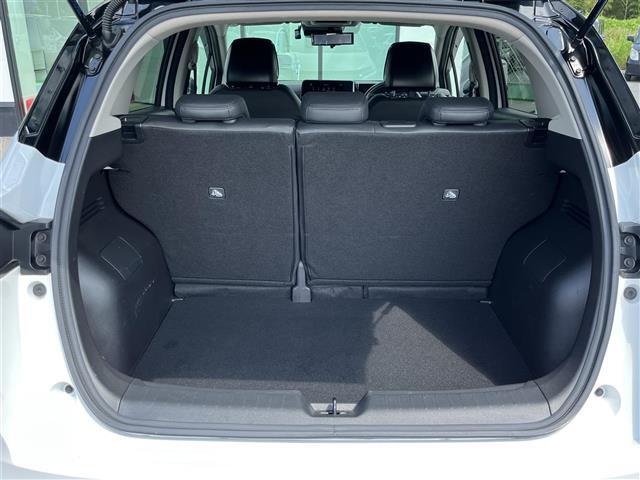 【トランク】積み込みやすくて、たっぷり積める荷室です。シートアレンジできるものは、乗車人数と荷物の量や大きさによってシートを動かすことができるので、より快適なドライブが可能です！