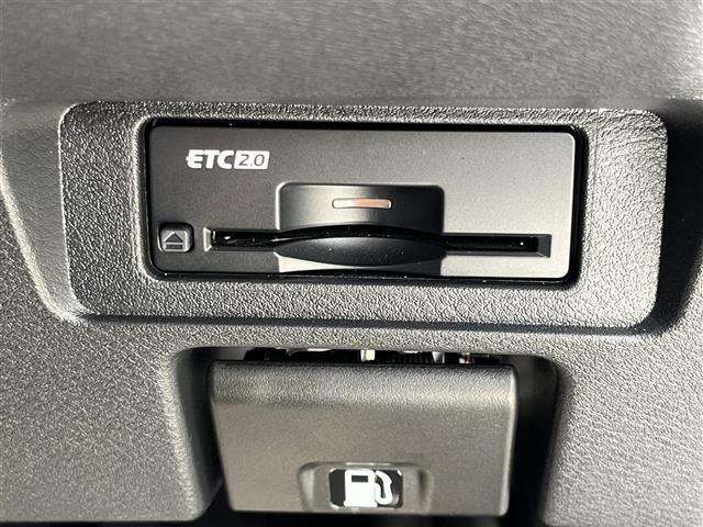 【ETC】有料道路を利用する際に料金所で停止することなく通過できる、ETC車載器（ノンストップ自動料金収受システム機器）が装備されています。セットアップを行うことで利用可能になります。